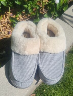 Dearfoams Cream and Gray Fuzzy Slippers With Hard Bottom 9.5